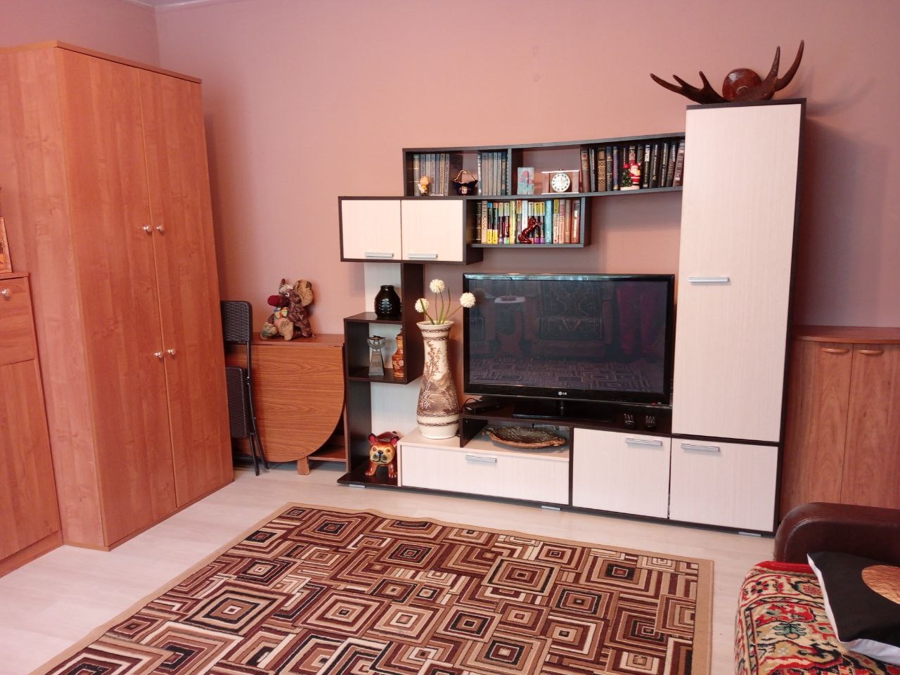 1/2 часть дома с отдельным входом, участок огорожен забором. Дом обложен кирпичом, сделан полный ремонт внутри и снаружи. Стеклопакеты, есть подвал, гараж, все городские удобства, и при этом зеленая зона, на участке теплица, плодовые деревья, рядом лес. 
Возможна регистрация по месту жительства, оди