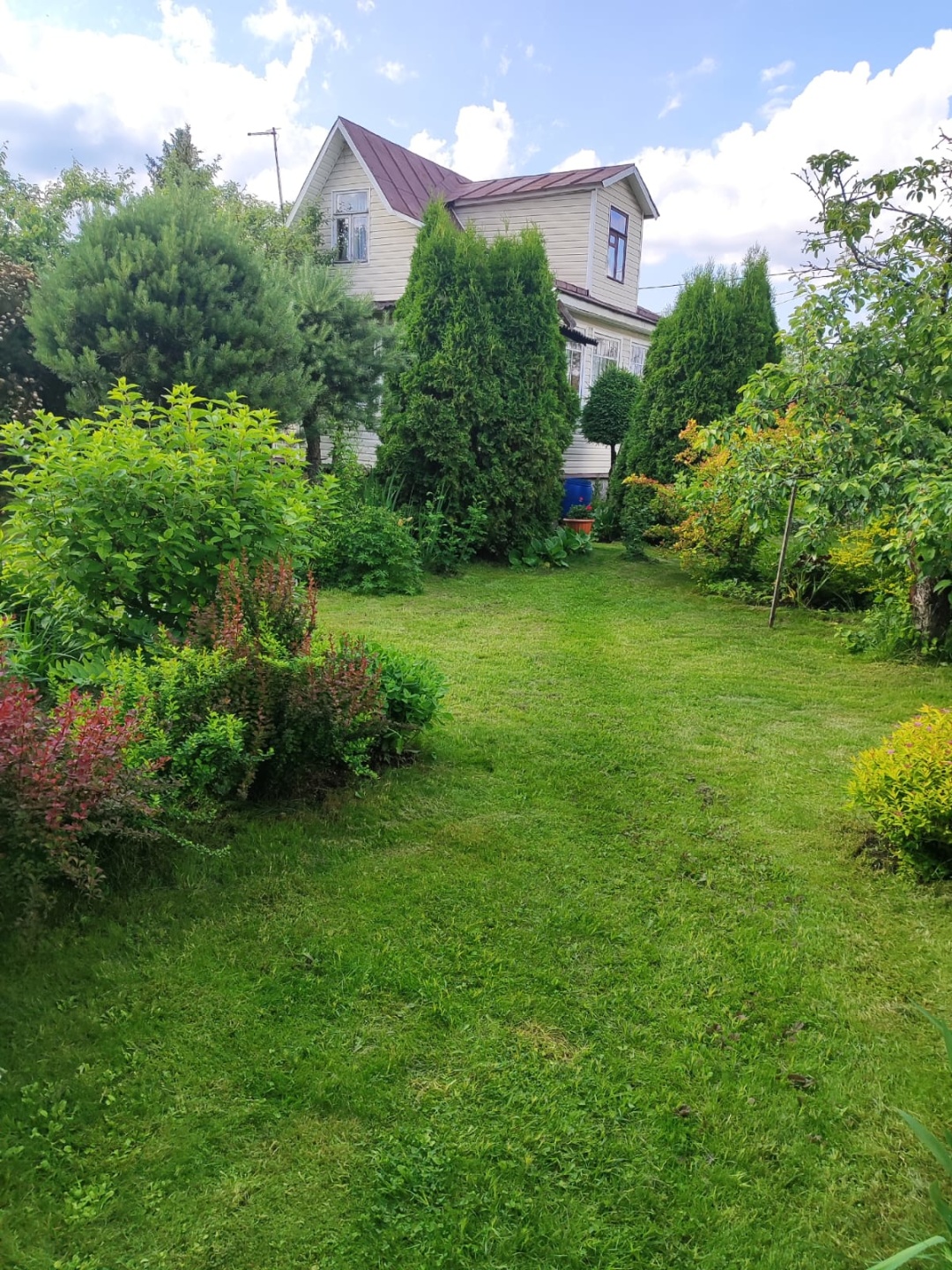 Продаётся участок в стародачном посёлке имени Воровского, СНТ Станколиния. Хорошая транспортная доступность, можно добраться как на личном транспорте, так и на электричке, станция Лесная в пяти минутах ходьбы.
Дом готов к проживанию. На первом этаже 2 комнаты и терраса и на втором этаже 2 комнат