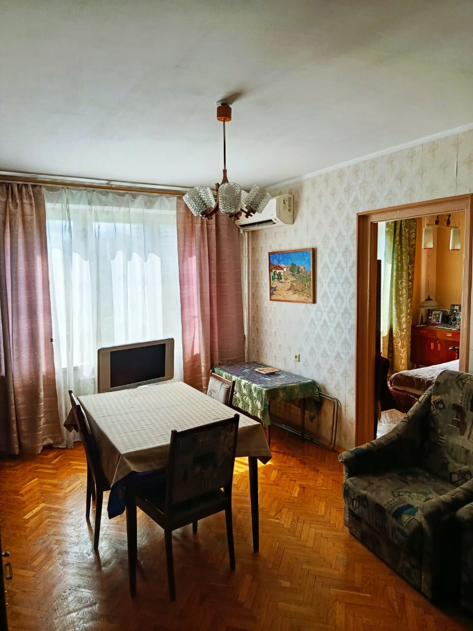 Продается просторная четырехкомнатная квартира на 8-м этаже 9-этажного панельного дома. Дом построен в 1971 году. Общая площадь составляет 62.4 кв. м без учета лоджии, жилая площадь — 46.5 кв. м, кухня — 6.0 кв. м. Высота потолков — 2.6 метра. В квартире выполнен косметический ремонт, что позволяет 