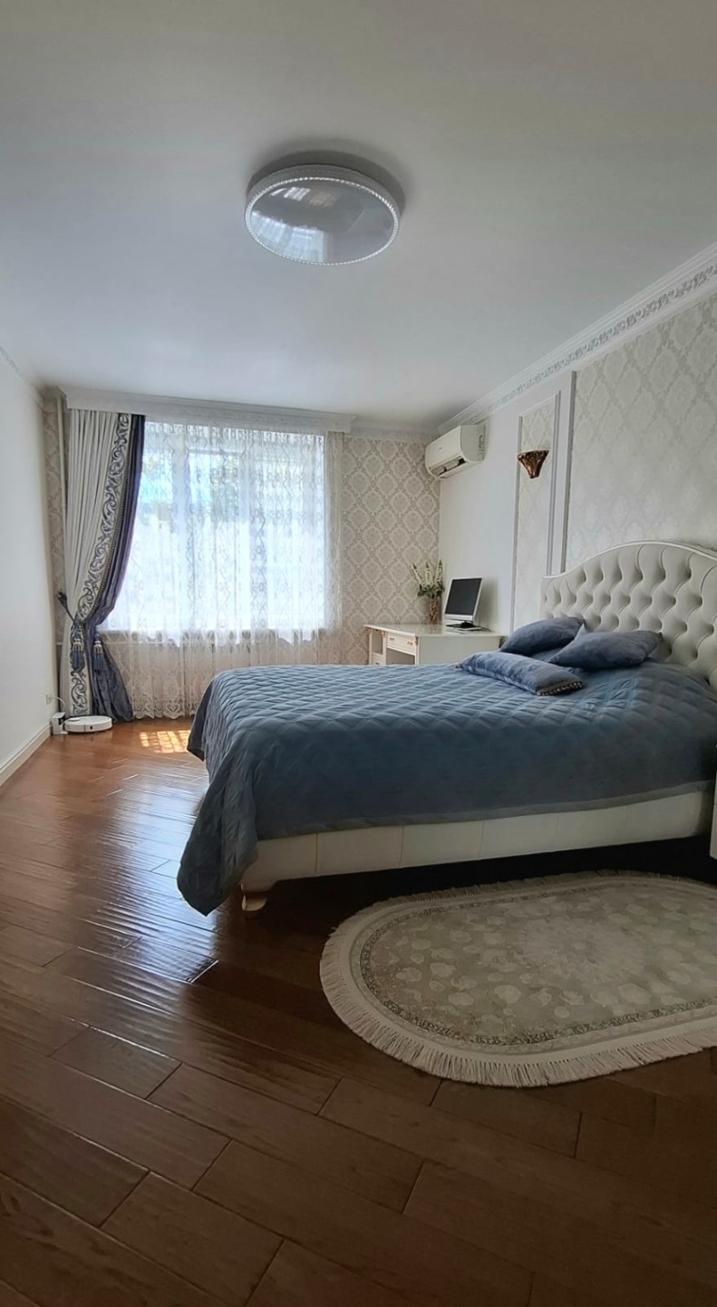 Невероятно комфортная для жизни трехкомнатная квартира. В кирпичном сталинском доме. В пешей доступности от метро. 
Общая площадь 82.3 кв. м, жилая 57,1 кв. м.   
Две изолированные спальни, одна из них с балконом. Окна обеих спален во двор, но на разные стороны.  
Большая гостиная, объединенная с 