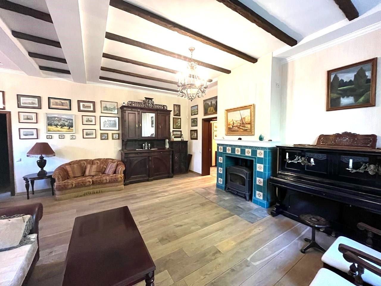 Предлагаем просторный дом для постоянного проживания или отдыха за городом!
Дом построен для себя, с любовью, идеален для большой семьи! Отличное сочетание жизни на природе со всеми благами цивилизации. 
Дом отличает качественное строительство, современная отделка, красивый дизайн.
Дом двухэтажный, 