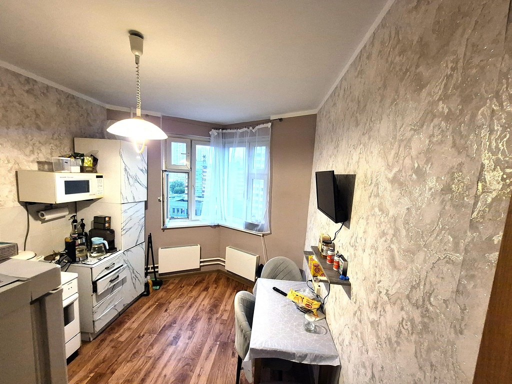 Продается уютная двухкомнатная квартира в современном микрорайоне Красная Горка в Люберцах. 
Общая площадь составляет 51 кв. м, из которых 30 кв. м — жилая площадь, а 10 кв. м занимает кухня. Квартира расположена на 8 этаже 17-этажного монолитно-кирпичного дома 2009 года постройки. Высота потолков —