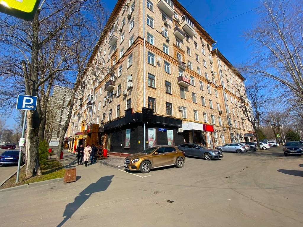 Предлагаем помещение свободного назначения 134,1 кв.м. 
Расположено в густонаселенном жилом квартале в районе Сокол! Высокий трафик!
Отличная транспортная доступность! 5 минут пешком до МЦД Панфиловская, 12 минут пешком до метро Сокол,  напротив здания - пешеходный мост через ж/д  в район Октябрьско