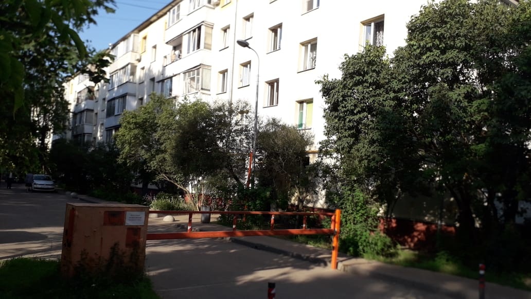 Продается  1/3 доля в однокомнатной квартире в Новой Москве. Метро Коммунарка. Квартира в жилом состоянии. Есть застекленный балкон. 
Дом кирпичный, теплый. Въезд во двор под шлагбаум.
Район с хорошо развитой инфраструктурой.  Перспектива сноса и получения квартиры в новом доме!