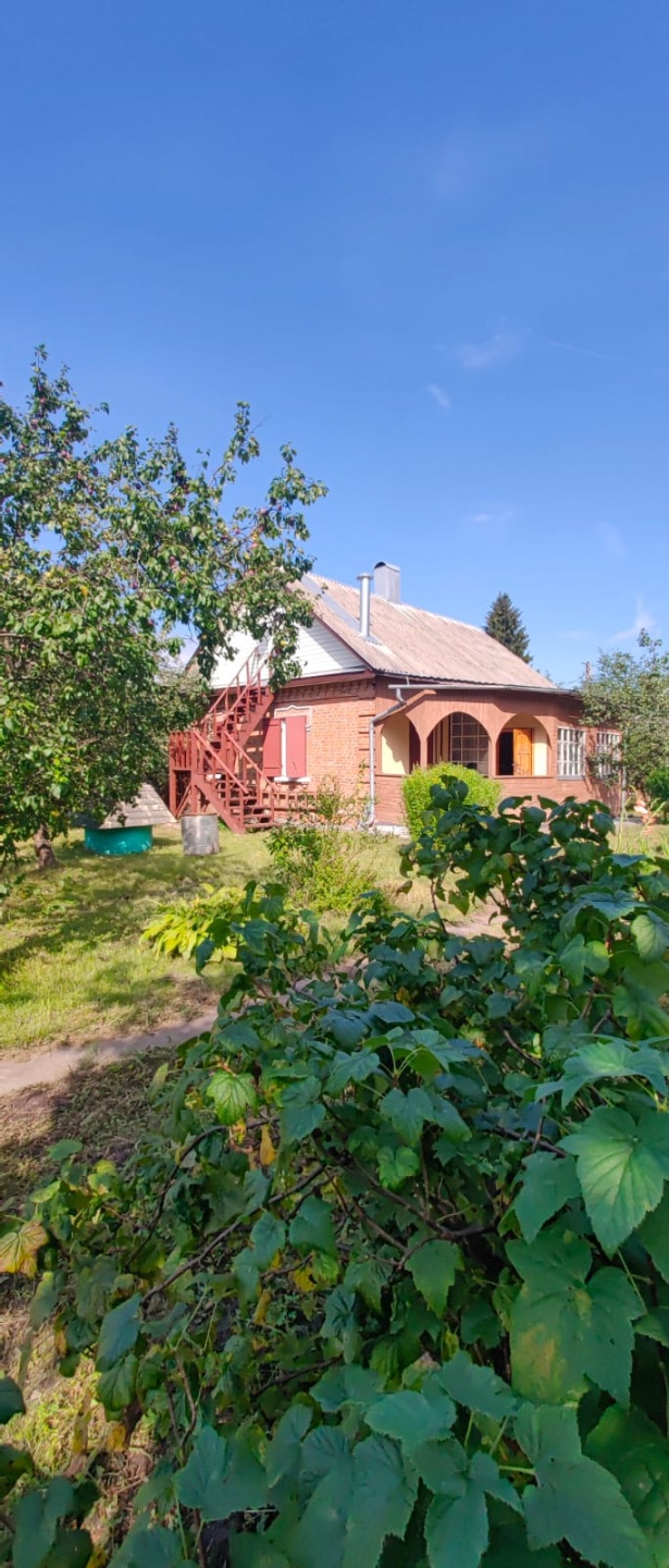 Продается жилой дом 58.8 кв.м с участком 934 кв.м. в Ногинском р-не, п. им. Воровского, ул. Некрасова

Дом кирпичный, двухэтажный, лестница на второй этаж на улице. На первом этаже кухня, две изолированные. В доме электричество, газ; печка, батареи установлены, но не использовались;

Веранда не осте