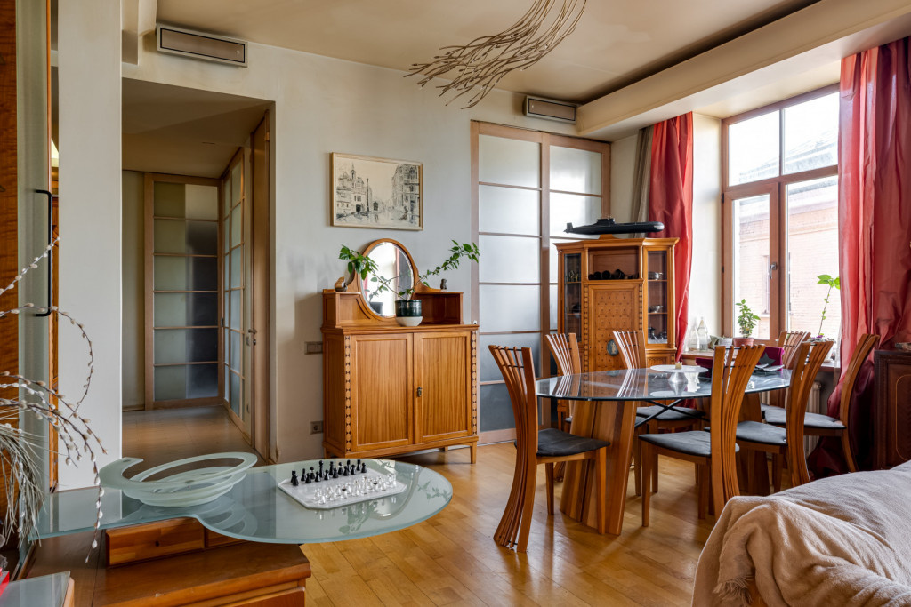 Замечательный вариант - 144 кв метра в известном доме на Мясницкой улице. Здесь бывали Маяковский, Хлебников, Арманд. Железобетонные перекрытия, высокие потолки, кирпичные толстые стены с широкими подоконниками. Малонаселённый дом, по две квартиры на этаже.

В квартире сделан  качественный ремонт из