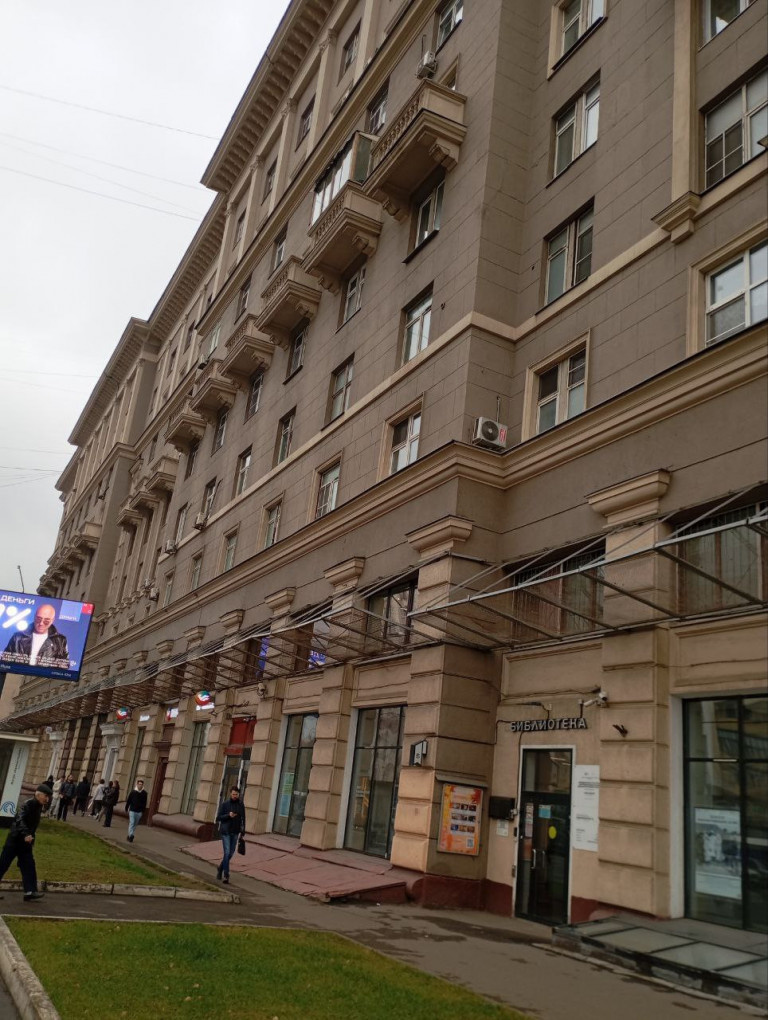 Просторная квартира в фасадном сталинском доме в одной минуте ходьбы от метро Авиамоторная. Две большие комнаты с высокими потолками, одна с балконом выходит во двор, в другой - современная сплит-система.

Этаж фактически третий, первый - нежилой, не считается.

Отремонтированный подъезд с новым лиф