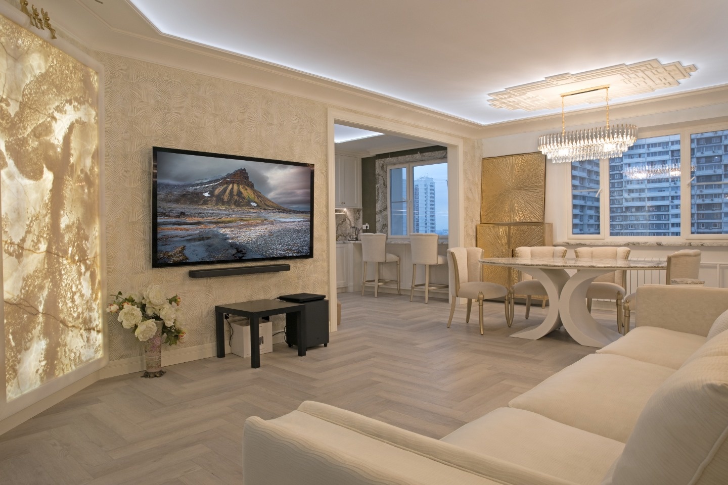 Продаётся эксклюзивная просторная 4-комнатная квартира премиум-класса площадью 152,8 кв м, с учетом лоджии, в знаменитом доме «Газпром» в Раменках. Авторский дизайнерский ремонт выполнен с использованием дорогих материалов и продуман до мелочей для комфортной жизни.



Закрытый огороженный двор без 