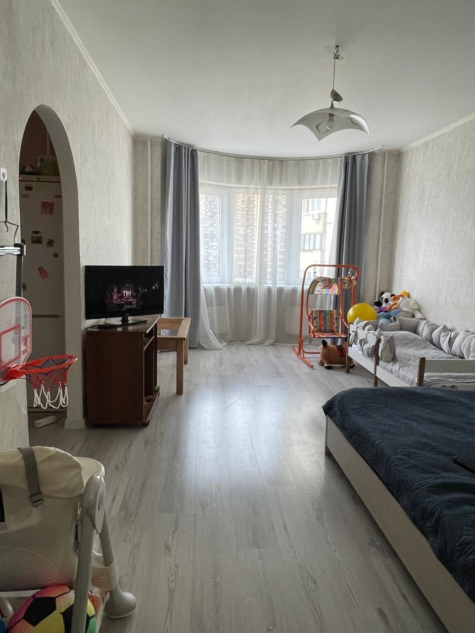 Продается просторная однокомнатная квартира в хорошем панельном доме 2005 года постройки. 



Светлая комната с эркером площадью 20 кв м и кухня 10 кв м с застекленной лоджией. Вид из окон во двор.

Совмещенный санузел. 



В доме 4 лифта, имеется мусоропровод. Ухоженный подъезд и благоустроенная те