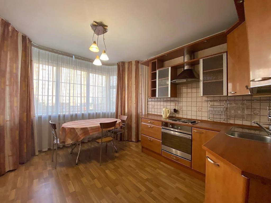 Большая квартира с окнами на 2 стороны, просторной кухней с эркером, двумя застекленными лоджиями. Квартира в хорошем жилом состоянии. Вся мебель остаётся новому покупателю.

Дом расположен в четырех минутах ходьбы от старой станции метро Авиамоторная и новой - на БКЛ. Поблизости Префектура, школы, 