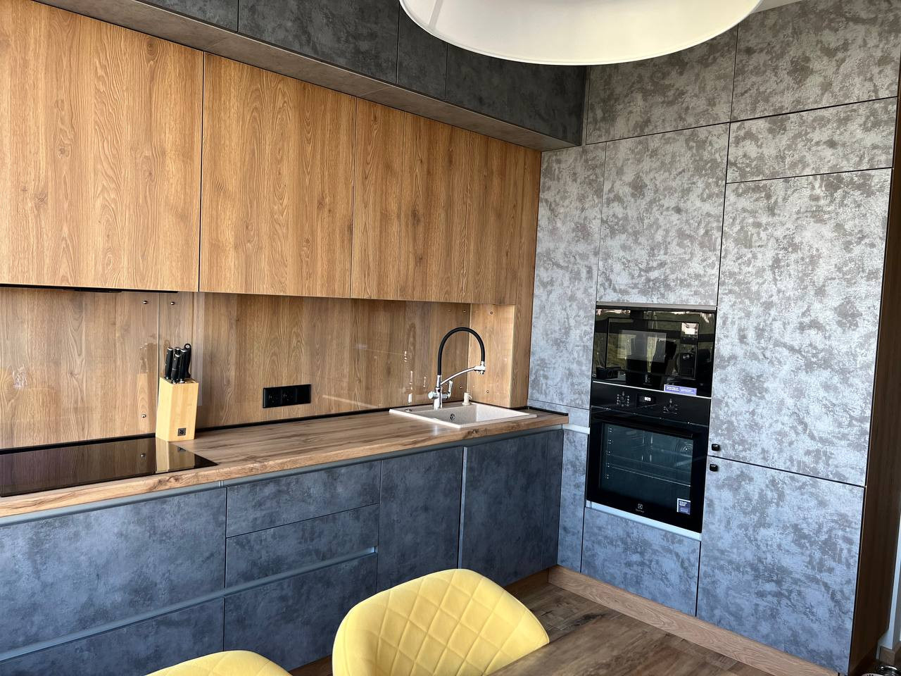 Продается двухкомнатная квартира с дизайнерским ремонтом и очень удобной планировкой. Из 60 кв. м получилась практически трехкомнатная квартира — организовано 3 отдельных спальных места в изолированных комнатах.



В квартире 2 санузла и одна ванная комната. Квартира продается со всей мебелью и техн