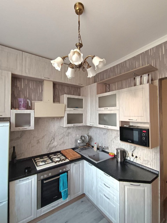 Просторная двухкомнатная квартира с хорошим современным ремонтом в поселке Кожино Рузского района!



Теплый кирпичный дом. Потолки 3 м. Много света.



Изолированные комнаты 17 и 12 кв.м.

Окна выходят на разные стороны (распашонка). 

В большой комнате балкон.

Просторная прихожая.



Сделан капит