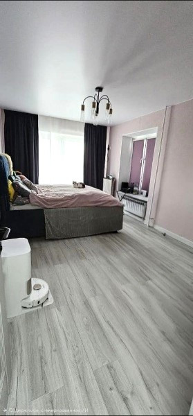 Просторная светлая трехкомнатная квартира в районе Некрасовка.



Удобная планировка!

Три изолированные комнаты. В двух - панорамное остекление (по 2 окна в каждой) — максимум света. В третьей комнате есть лоджия.

Просторный холл.

Большая кухня правильной формы, уютная и функциональная.

Два сану