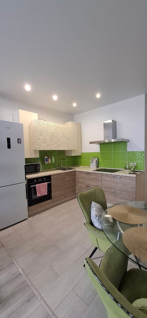 Продается просторная светлая «Евродвушка». 

Квартира отремонтирована и готова к проживанию.  

Продается со встроенной мебелью и техникой. 

20 кв. м кухня – гостинная, 16 м.кв. изолированная  спальня с остекленной  лоджией, 10 кв. холл со встроенным гардеробом. 

Высокие потолки. 

Санузел совмеще