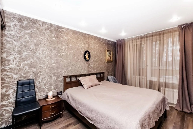 Трехкомнатная квартира с хорошим ремонтом в пяти минутах от метро!

 

Отличная планировка:

Комнаты изолированные 16,1+15+12,9;

Окна выходят на разные стороны (распашонка);

Две застекленные лоджии (также на разные стороны);

В одной из комнат есть гардеробная;

Просторная прихожая;

Комфортная ку