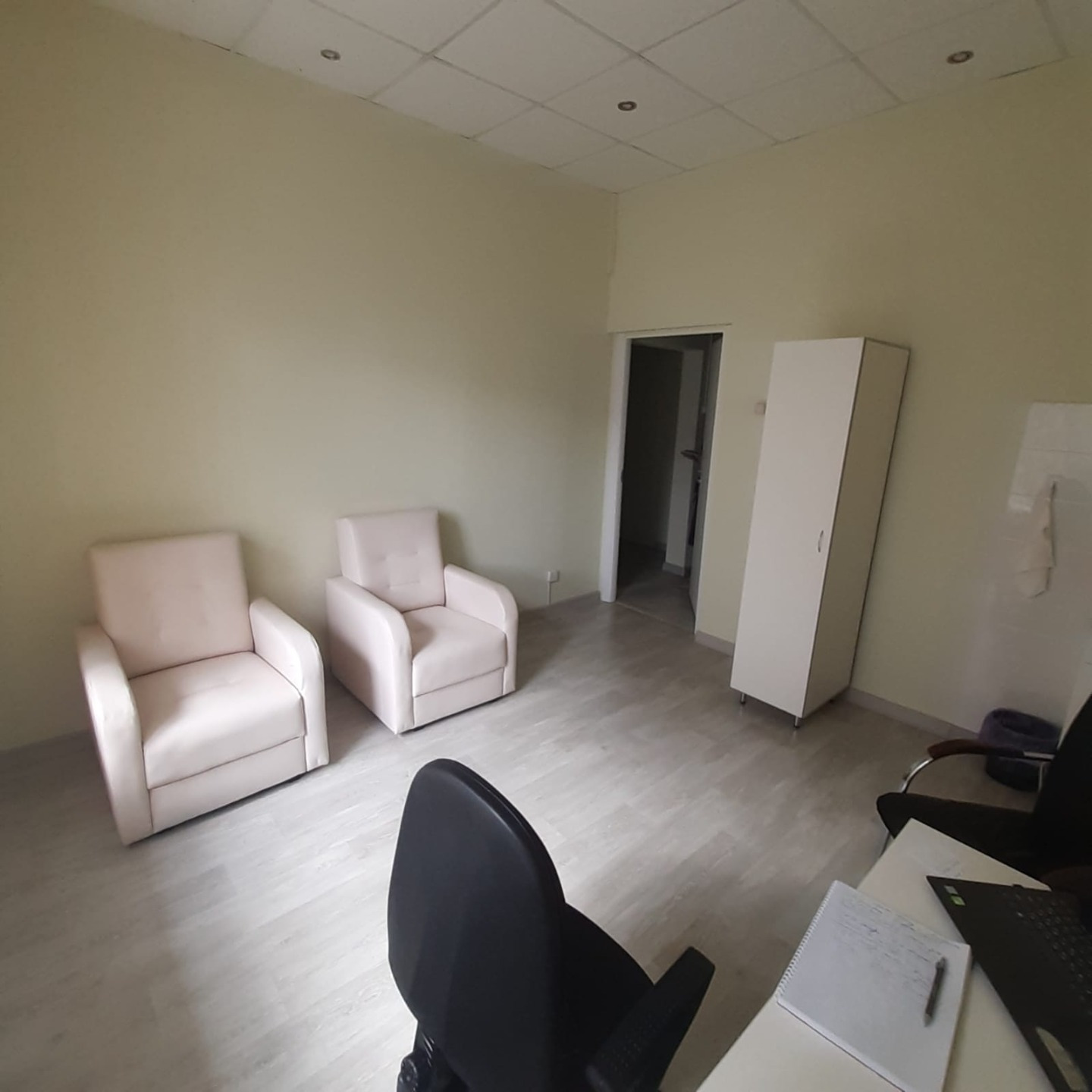 Продается помещение свободного назначения 105,9 кв.м. с хорошим ремонтом. Помещение состоит из 5-х комнат: 15,1 кв.м, 15,1 кв.м, 12,3 кв.м., 12,2 кв.м., 12 кв.м., 2 санузла, кухня, большой холл. Возможна перепланировка. Метро Жулебино 4 минуты пешком. Отдельная входная группа со двора дома. Рядом па