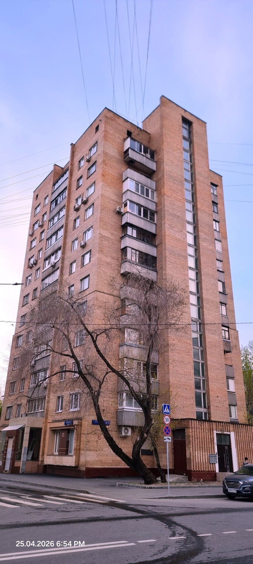 Просторная квартира в 12этажном кирпичном доме в 3х минутах от метро Дмитровская!



Большая 1ка современного студийного типа. 

Площадь 39.1 кв.м, вместе с лоджией 40.5 кв.м.

Пространство с двумя большими окнами, зонировано на комнату и кухню-столовую. 

Оборудованная гардеробная 6 кв.м.

Большой 