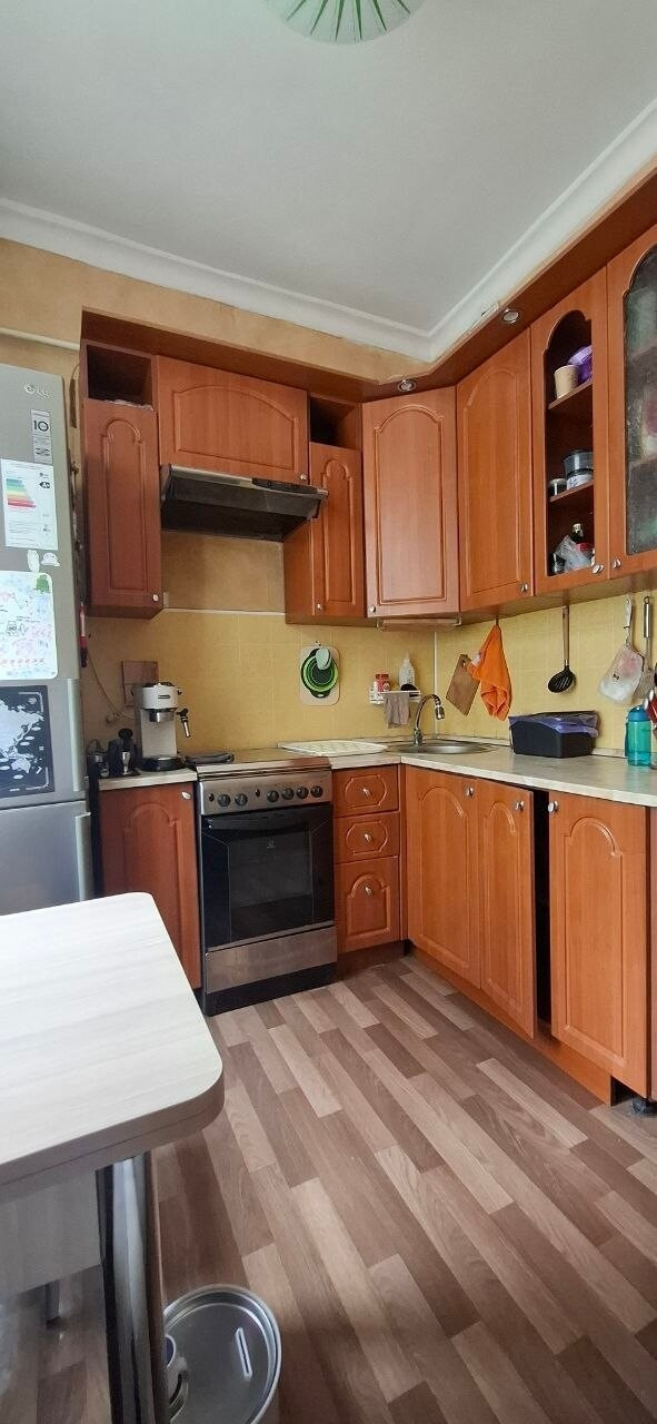 Продается уютная 1 комнатная квартира в историческом районе Москвы.  

3 этаж /4 этажного кирпичного дома.   Дом разноэтажный, в форме каре с закрытым внутренним двором, детской площадкой. 

32, 7 кв.м 

Жил. 17.0

Кухня 7.5

Раздельный санузел

Газовая колонка

Квартира с остекленным балконом. Высо