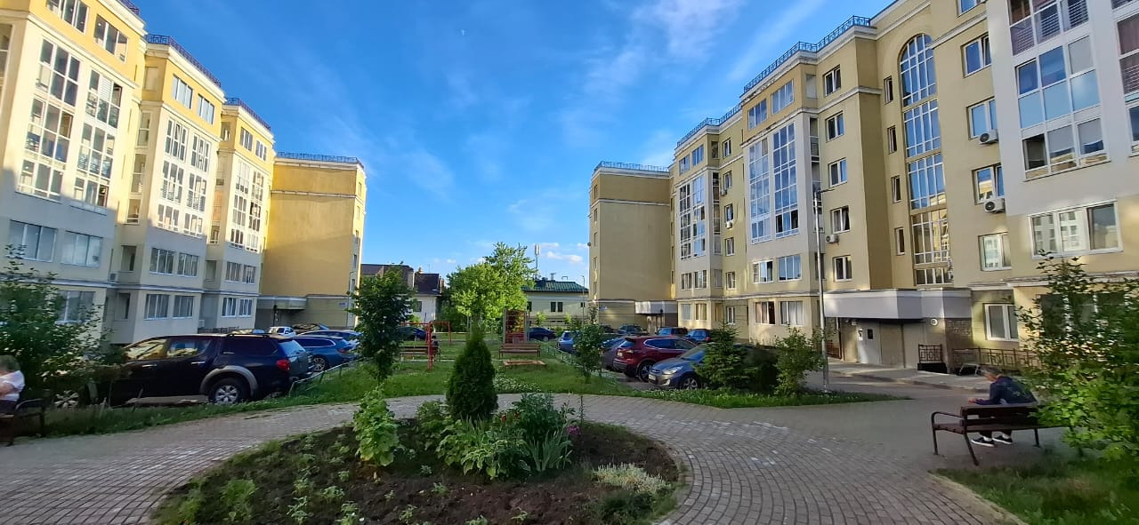 Продается двухкомнатная квартира без отделки с балконом. 

Один взрослый собственник.

Свободная продажа.