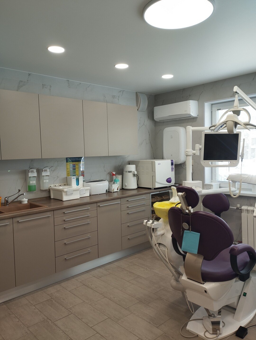 Продается готовый бизнес! 
Стоматологическая клиника с медицинской лицензией. 
Хорошая репутация! Клиентская база.

Помещение расположено в новом современном здании. 
Качественный дизайнерский ремонт, соответствует всем медицинским требованиям.
Три больших кабинета, ресепшен. 
Четвёртая комната сдан